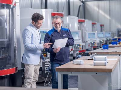 Industriele_fotografie_met_model_bij_metaal_bedrijf-3_original