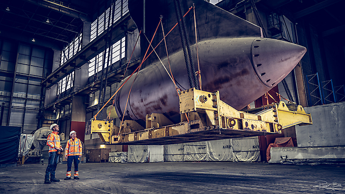 Industrie?le fotografie in de logistiek - bovenloopkraan tilt kiel van cruiseship op
