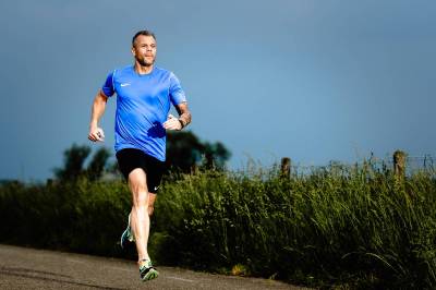 Hardloper die zijn trainingsronde loopt