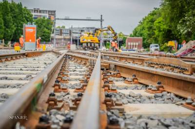 Bouwfotografie
De wereld van bouw en ontwikkeling verdient aandacht. Met mijn bouwfotografie breng ik projecten in beeld van start tot oplevering. Deze beelden documenteren niet alleen de voortgang, maar laten ook het vakmanschap en de visie achter het werk zien. Wat mij onderscheidt, is mijn langdurige betrokkenheid bij projecten. Zo vertel ik niet alleen het verhaal van losse momenten, maar van het hele proces. Klanten waarderen mijn betrouwbaarheid, oog voor detail en mijn vermogen om de sfeer en essentie van een project te vangen.