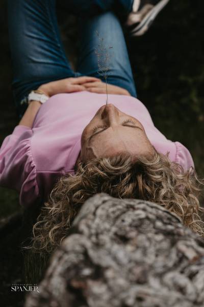 Brandingfotografie
Jouw merkverhaal verdient het om krachtig en authentiek in beeld te worden gebracht. In mijn brandingfotografie draait het om wie jij bent, wat je doet en waarom. Of je nu een creatieve ondernemer bent of een organisatie met een duidelijke missie, ik zorg ervoor dat jouw visie visueel tot leven komt. Zo word je zichtbaar voor wie je écht bent.
