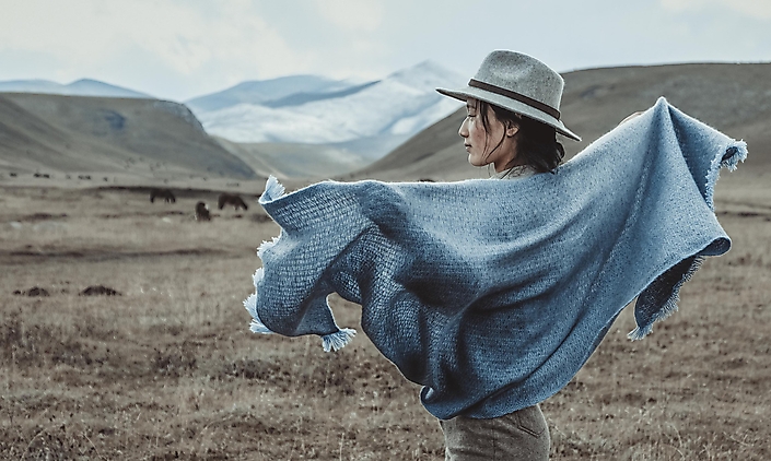 Opdracht in de Tibetaanse Plateau voor een textiel bedrijf. 
Ik was er een maand om zowel fotografie voor de nieuwe collectie campagne te maken en om de lokale tradities en manier van leven van de medewerkers te documenteren. 