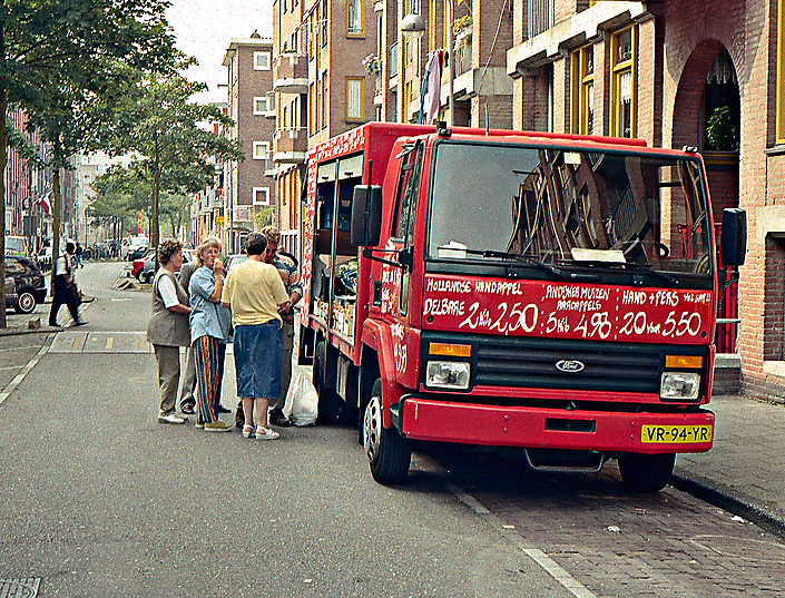 Amsterdam Oost 2001. Rijdende groentenman. De prijzen op de auto zijn in guldens.
