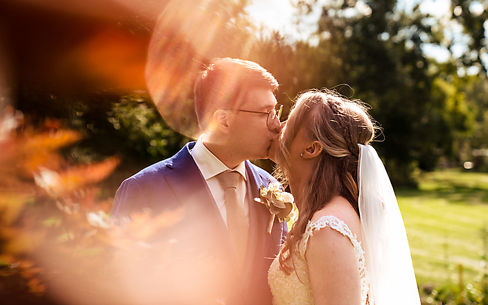 Bruidspaar kust in herfstkleuren met bokeh trouwfotograaf Stefan van Beek in Vlaardingen