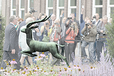 Koning Willem-Alexander arriveert bij de opening van de Koninklijke Gazelle in Dieren