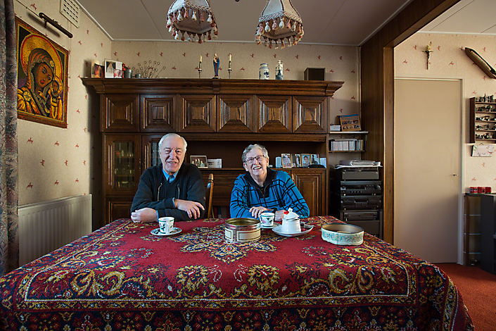 fotografie-fotobehang-vergaderruimte-bejaard-echtpaar-aan-tafel