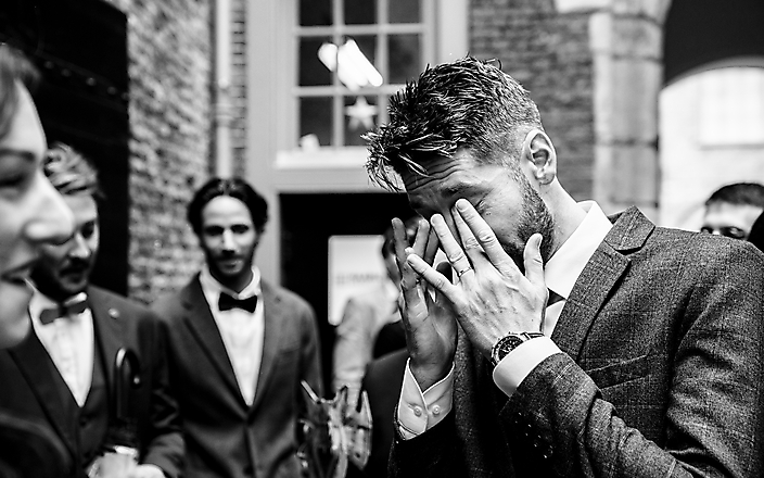 Gelukstranen bij bruidegom na ceremonie in Haarlem Trouwfotograaf Stefan van Beek