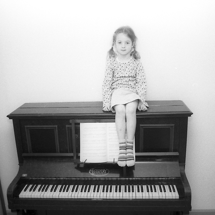 Het meisje op de piano/foto