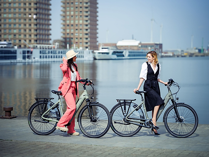 Professional photographer in Amsterdam Anahi Clemens E-bikes van Dijck campagne